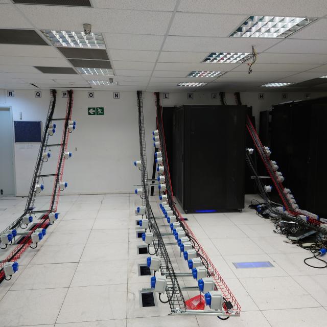 Dismantling overhead rack power distribution